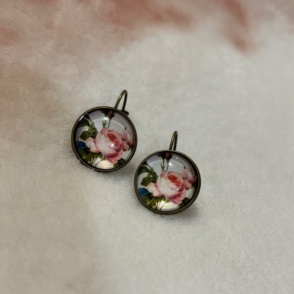 unbranded Jewelry - Romantic Pink Rose Floral Glass Cabachon Fashion Earrings NWT .75”